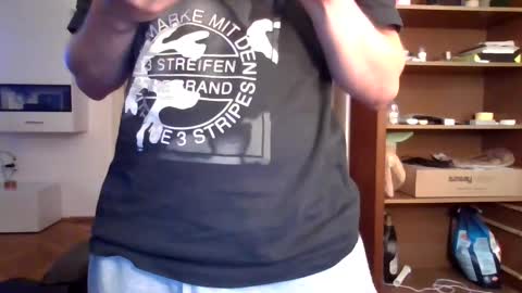 Snapshot of lestaro chatting on June 7, 8:56 pm neoglo online show from June 7, 8:56 pm