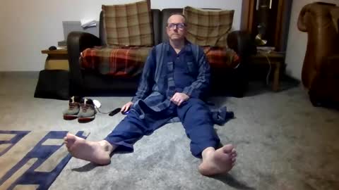 Snapshot of letmestrip chatting on December 1, 11:43 pm paul online show from December 1, 11:43 pm