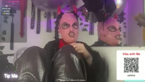 Snapshot of letsdoitbabez chatting on November 28, 2:25 am Julian Mask online show from November 28, 2:25 am