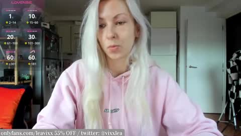 Snapshot of leusee chatting on December 15, 11:03 am LeaVixx online show from December 15, 11:03 am