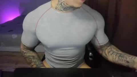 Snapshot of lewis_muscleee chatting on March 31, 5:46 pm blablablack online show from March 31, 5:46 pm