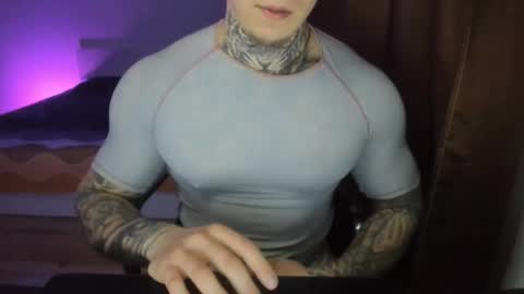 Snapshot of lewis_muscleee chatting on April 5, 4:59 pm blablablack online show from April 5, 4:59 pm