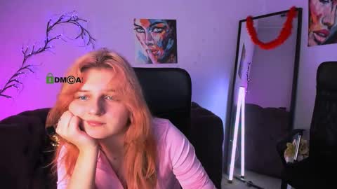 Snapshot of leyla_klark chatting on December 17, 1:17 pm Leyla online show from December 17, 1:17 pm