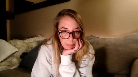 Hornystonerchick online show from December 4, 5:27 am