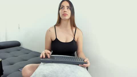 Snapshot of lia_and_felipe chatting on January 13, 10:45 pm Lia y Felipe -- online show from January 13, 10:45 pm