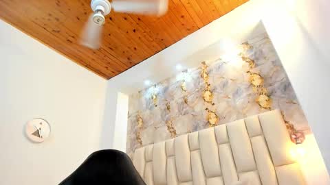 Snapshot of lia_mariana chatting on December 16, 6:24 pm lia_mariana online show from December 16, 6:24 pm