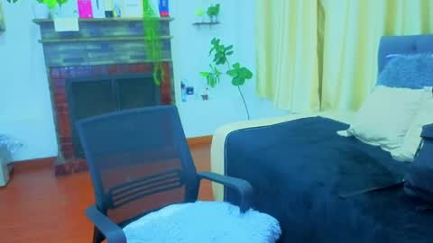    online show from April 4, 1:52 pm