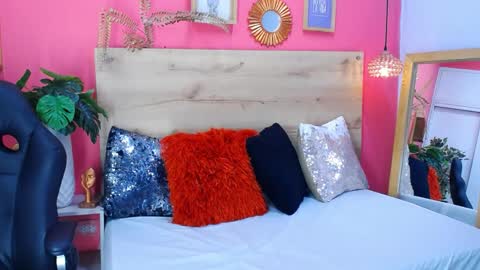 lia online show from April 4, 6:38 pm