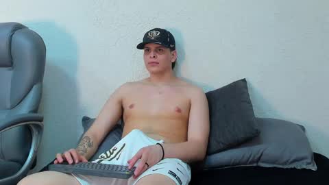 liam_cyrus online show from April 18, 4:27 am