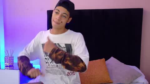 Snapshot of liam_mercurio chatting on May 15, 8:27 pm Liam Mercury online show from May 15, 8:27 pm