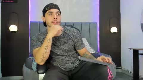 Snapshot of liam_walk chatting on November 12, 7:57 pm Liam online show from November 12, 7:57 pm