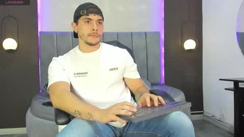 Snapshot of liam_walk chatting on November 14, 9:46 pm Liam online show from November 14, 9:46 pm