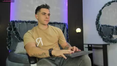 Snapshot of liam_walk chatting on November 23, 10:42 pm Liam online show from November 23, 10:42 pm