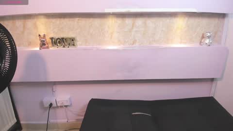 LiannaDixon online show from December 23, 2:28 pm