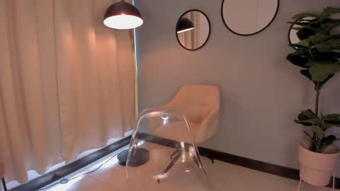 Lia online show from December 4, 5:00 pm