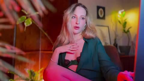 Snapshot of lierie chatting on February 21, 6:53 pm its my birthday today so im offline but id be so happy if you felt like sending me a birthday love while im away online show from February 21, 6:53 pm