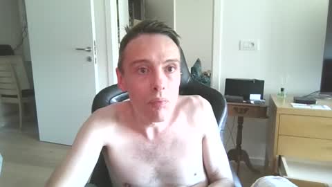 Snapshot of lieven7887 chatting on July 3, 4:24 pm lieven online show from July 3, 4:24 pm