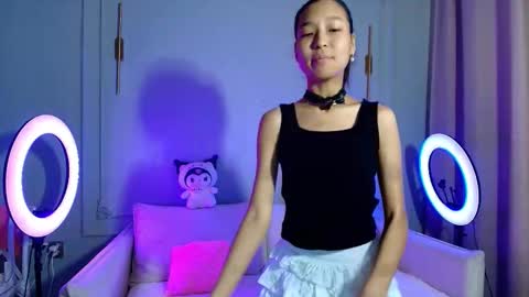 Lihn Pham online show from December 17, 3:45 am