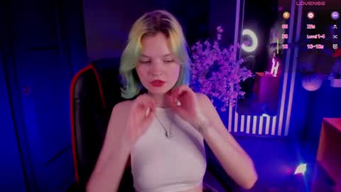 Snapshot of lika_sky chatting on May 15, 4:14 pm lika_sky online show from May 15, 4:14 pm