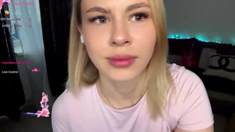 Snapshot of lil_elisa chatting on October 8, 9:29 am Elisa  online show from October 8, 9:29 am