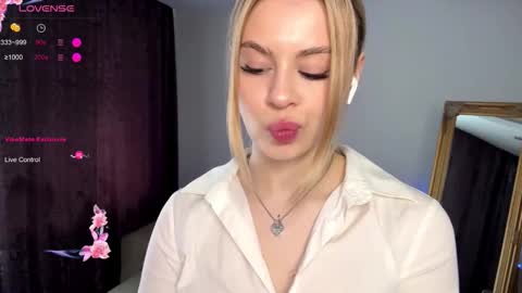 Snapshot of lil_elisa chatting on October 9, 9:51 am Elisa  online show from October 9, 9:51 am