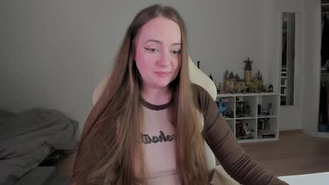 Snapshot of lil_happiness chatting on May 24, 8:47 pm for free registration 3 online show from May 24, 8:47 pm