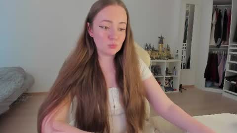 Snapshot of lil_happiness chatting on June 22, 12:57 pm for free registration 3 online show from June 22, 12:57 pm