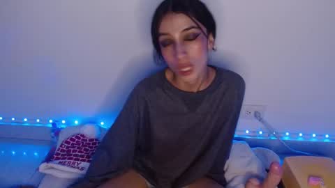 Snapshot of lil_lisaa chatting on December 17, 5:40 am Lisaa online show from December 17, 5:40 am