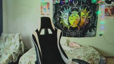 Snapshot of lileyfoxxx chatting on October 29, 8:05 am Lil online show from October 29, 8:05 am