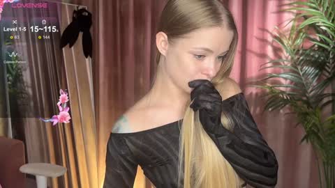 Snapshot of lili_01 chatting on September 15, 10:59 am Lili online show from September 15, 10:59 am