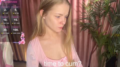 Snapshot of lili_01 chatting on September 30, 9:47 am Lili online show from September 30, 9:47 am