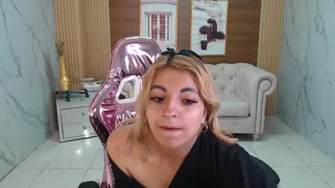 Snapshot of lili_conor_s chatting on February 19, 3:28 am Lili online show from February 19, 3:28 am