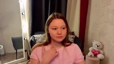 Snapshot of lilian_stars chatting on February 7, 4:27 am Lilian online show from February 7, 4:27 am