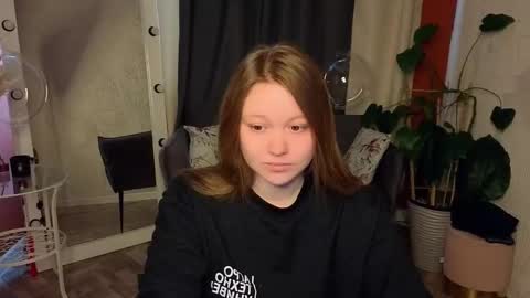 Snapshot of lilian_stars chatting on February 23, 4:54 am Lilian online show from February 23, 4:54 am