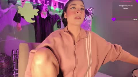 holis soy lily chang no olvides el pulgar arriba es muy importante para mi 3 independent model online show from October 10, 7:46 pm