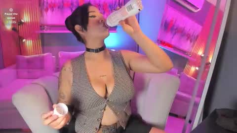 holis soy lily chang no olvides el pulgar arriba es muy importante para mi 3 independent model online show from February 19, 8:05 pm