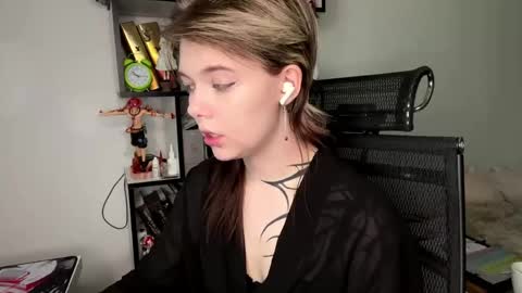 Lilian online show from May 24, 7:02 am
