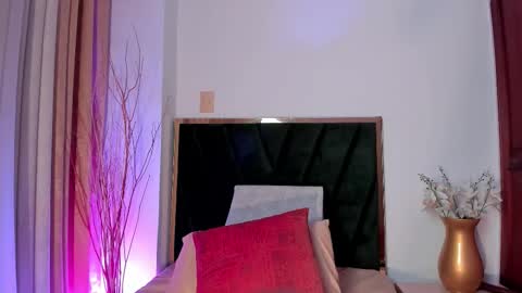 Snapshot of lilithesme chatting on December 3, 7:01 pm LilithEsme online show from December 3, 7:01 pm