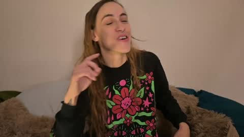 L online show from December 6, 11:22 am