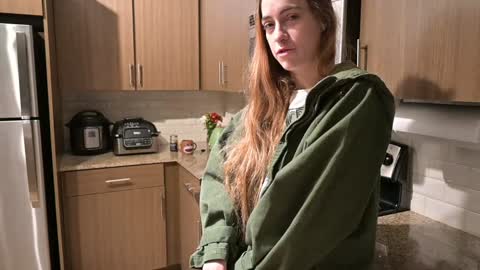 L online show from December 25, 2:02 pm