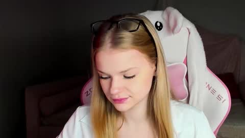 lilitrosen online show from November 16, 6:19 am