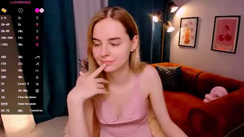 Snapshot of lillian_shine chatting on July 7, 8:40 am Lillian online show from July 7, 8:40 am