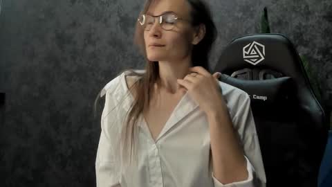 lillian_white1 online show from October 5, 12:20 am