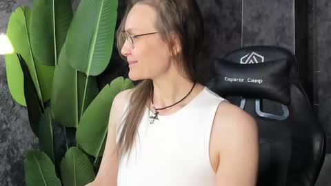 Snapshot of lillian_white1 chatting on May 3, 1:00 am lillian_white1 online show from May 3, 1:00 am
