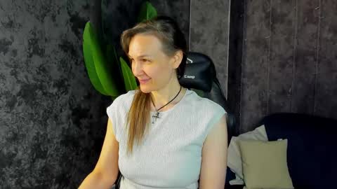 Snapshot of lillian_white1 chatting on May 6, 1:14 am lillian_white1 online show from May 6, 1:14 am