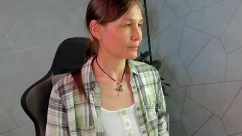 Snapshot of lillian_white1 chatting on May 8, 9:03 am lillian_white1 online show from May 8, 9:03 am