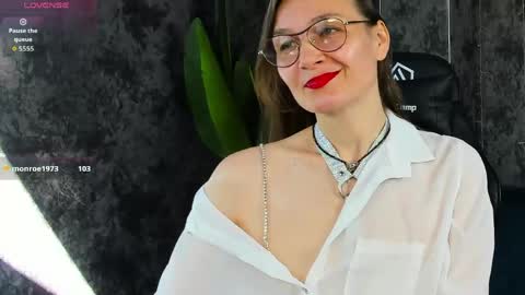 Snapshot of lillian_white1 chatting on May 19, 1:56 am lillian_white1 online show from May 19, 1:56 am