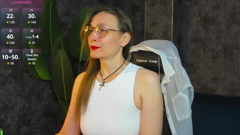Snapshot of lillian_white1 chatting on May 28, 12:41 am lillian_white1 online show from May 28, 12:41 am