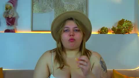 Snapshot of lillianhaig chatting on December 15, 6:17 am LillianHaig online show from December 15, 6:17 am