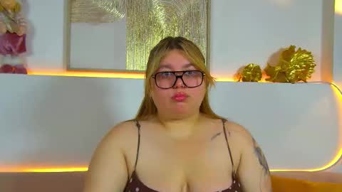 Snapshot of lillianhaig chatting on December 22, 6:43 am LillianHaig online show from December 22, 6:43 am